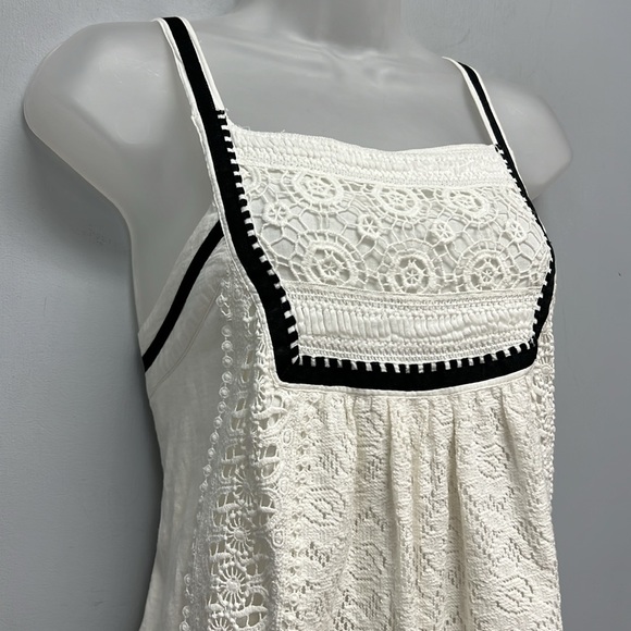 SOLD IN STORE Akemi + Kin Boho Crotchet Detailed Tank Top Size Medium - Picture 3 of 13